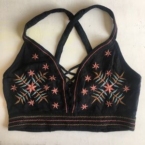 Black embroidered crop top🖤